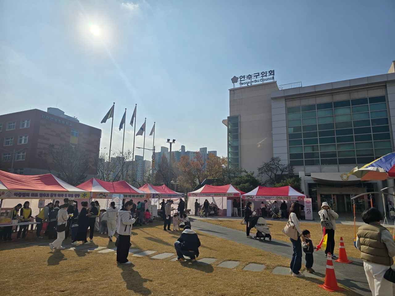 연수구는 지난 22일 구청 한마음광장에서 지역 사회의 아동 학대 예방에 대한 관심을 높이고 긍정 양육 문화를 확산하기 위해 2025년 아동학대예방의 날 주간 행사를 개최했다